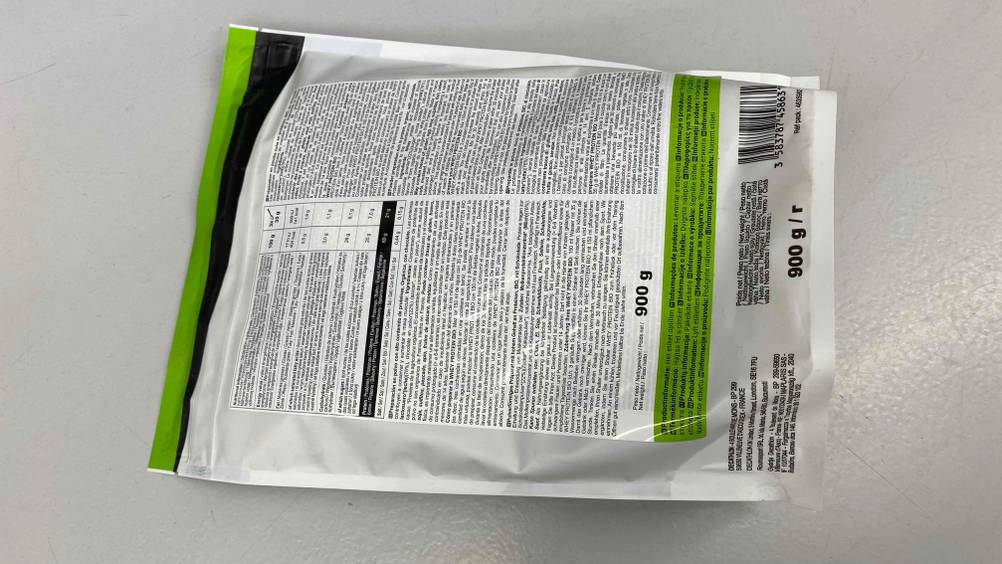 Bio Whey Protein getestet: Die Rückseite einer Packung auf einer hellen Oberfläche.