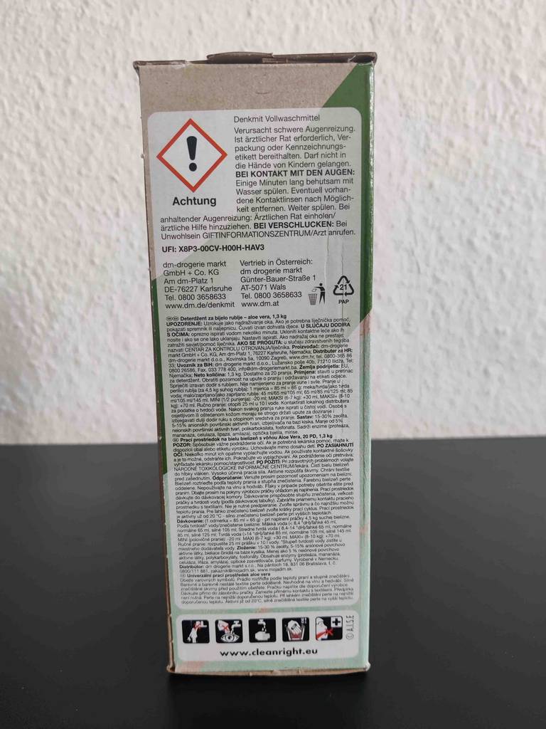 Waschpulver-Test: Seitenansicht der Verpackung mit Warnhinweisen und anderen Informationen zum Artikel.