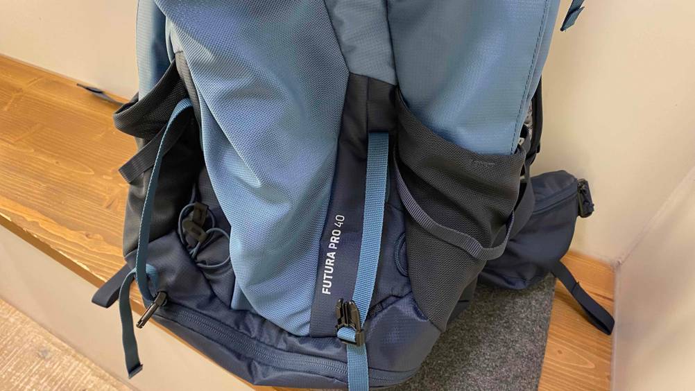 Rucksack-40-Liter im Test: Rucksack-Futura Pro 40 in Blau von der Seite mit Reißverschluss und Schnallen zum befestigen in Nahaufnahme.