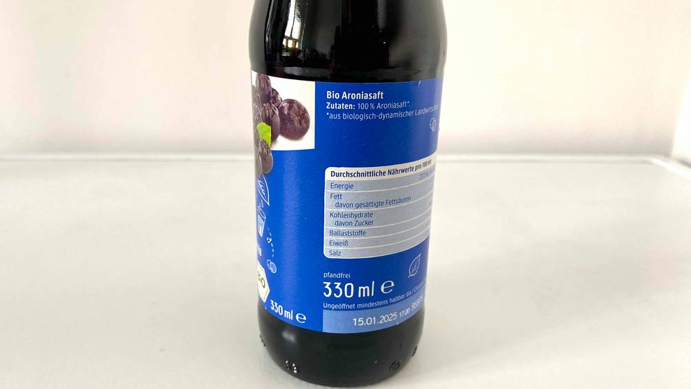 Im Test: Detailaufnahme Label mit Nährwertangaben eines Aroniasaftes.