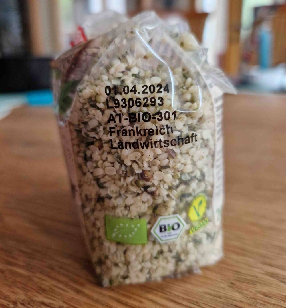 Hanfsamen im Test: eine Packung Hanfsamen von dere Seite mit Haltbarkeitsdatum darauf.