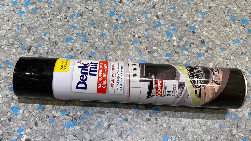 Grillreiniger im Test: Eine Flasche liegt auf Fließenboden