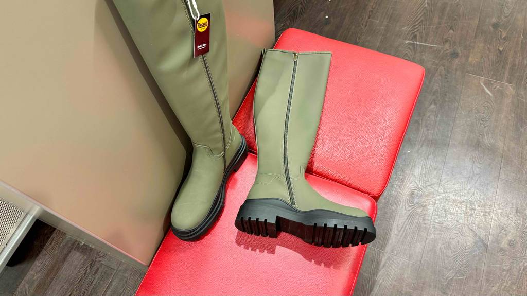 Test: Ein stehender und liegende Winter-Gummistiefel mit der Sohle ersichtlich.
