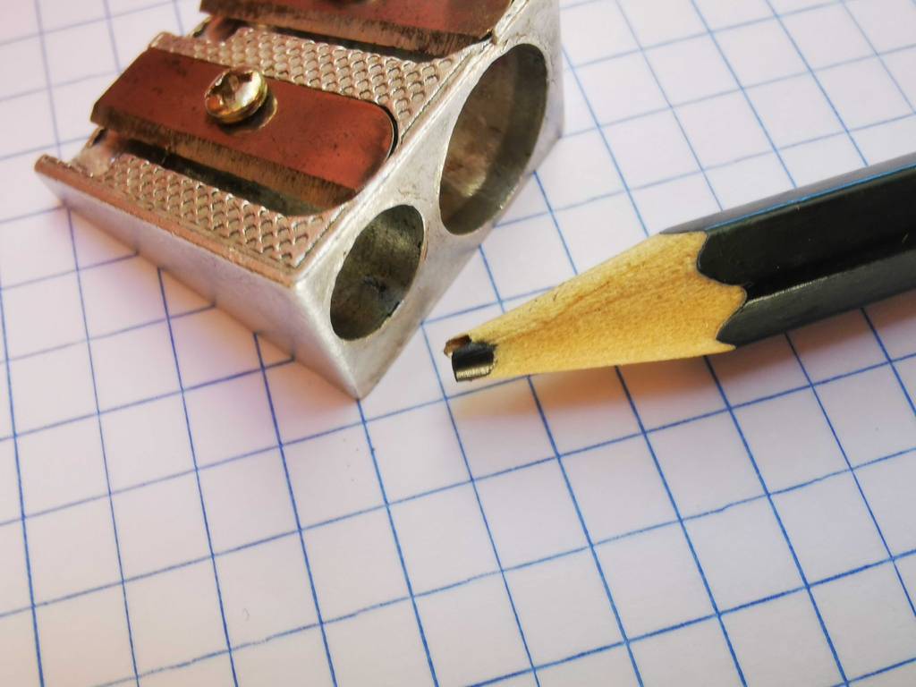 Anspitzer-Test: Ein Modell aus Metall liegt neben einem angespitzten Stift auf dem Rechnerpapier.