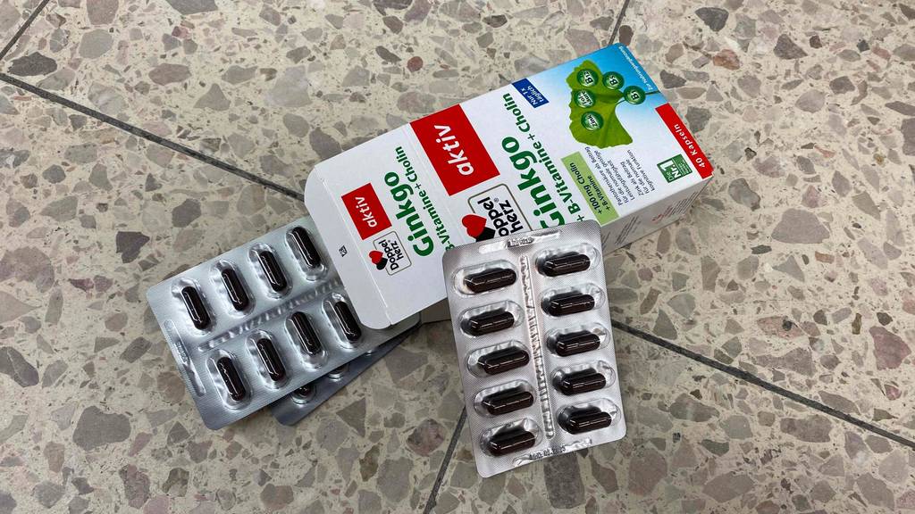 Ginkgo-Tabletten im Test: Zwei Blister Ginkgo-Tabletten neben der Verpackung