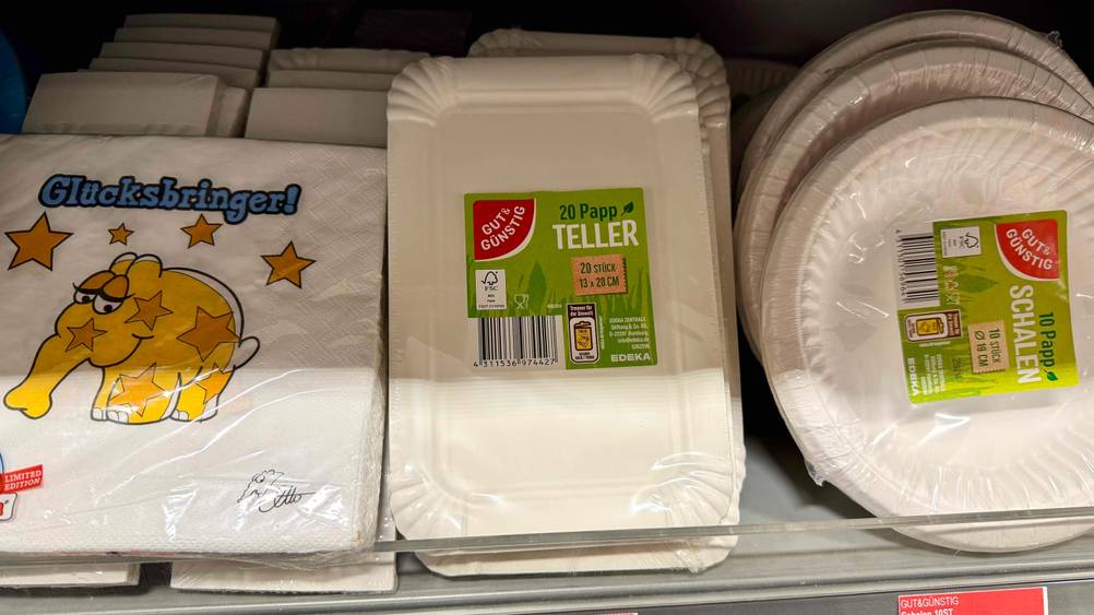 Die getesteten Pappteller befinden sich in verschiedenen Formen in einem Regal.