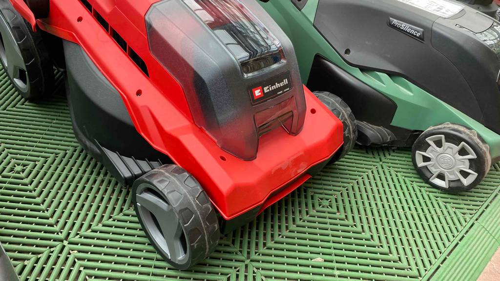 Im Test: Einhell-Akku-Rasenmäher von schräg vorne auf einer grünen Fläche