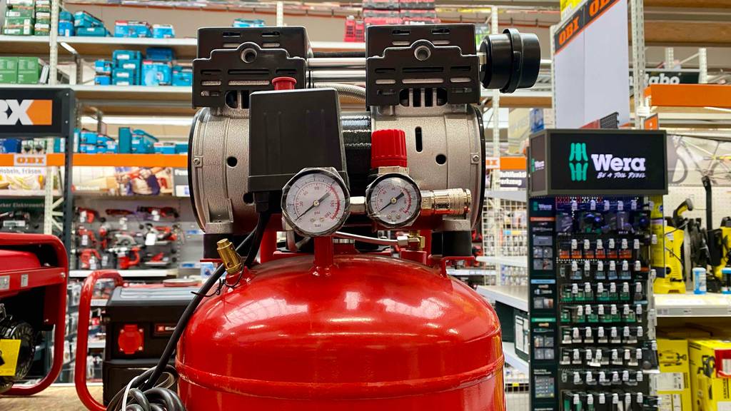 Druckanzeige eines getesteten Einhell-Kompressors im Blick.