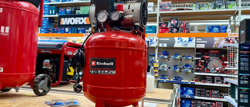 Einhell-Kompressor -Test: ein Einhell-Kompressor von vorn auf einem Regal stehend.