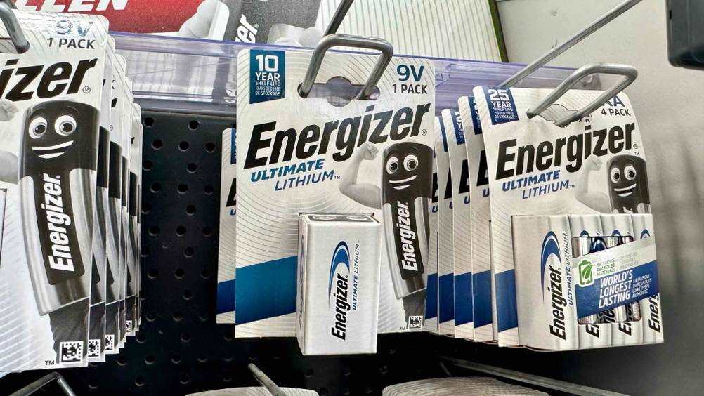 Mehrere 9V-Lithium-Batterien die getestet wurden hängen in einem Regal.