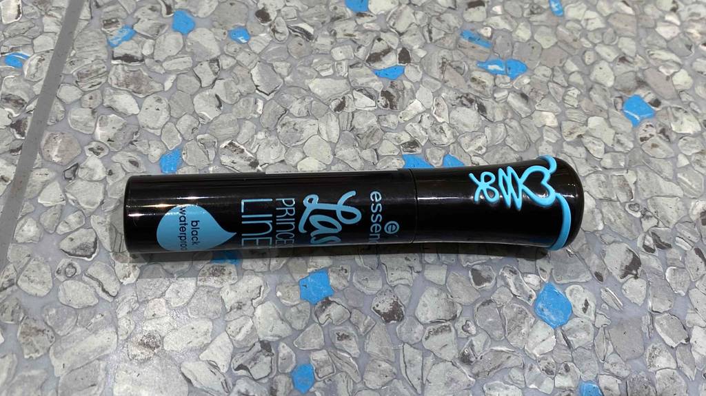 Eyeliner-Test: Schwarzer Eyeliner am Boden liegend.