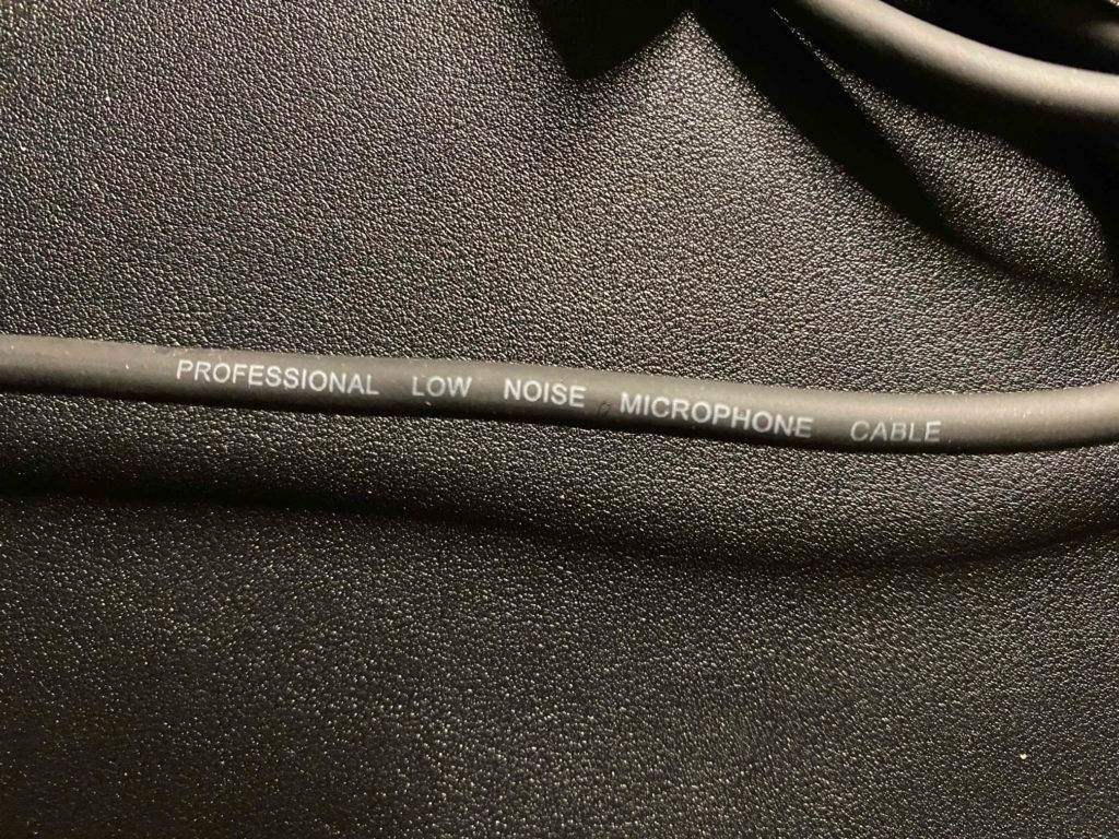 Das Kabel eines XLR-Kabels in Nahaufnahmel.