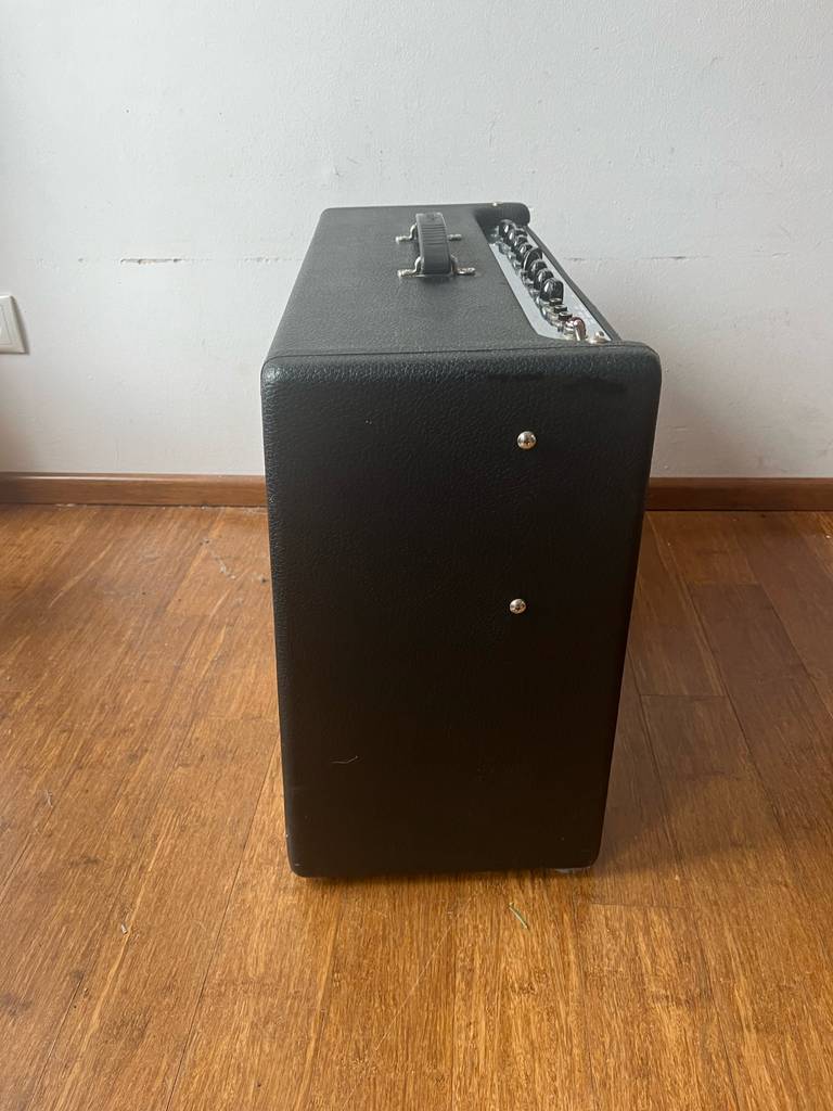 Der getestete Akustikgitarren-Verstärker von der Seite.