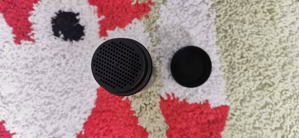 Nahaufnahme Applikator einer Dose getestetem Streuhaar.