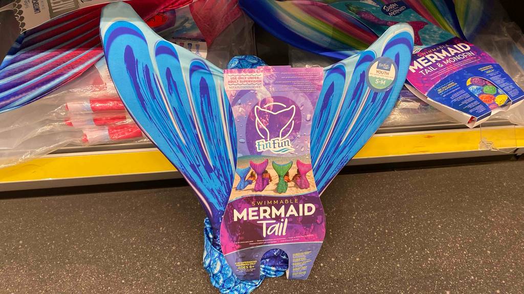 Meerjungfrauen-Flossen für Kinder getestet: Ein Produkt von vorne vor einem Regal.