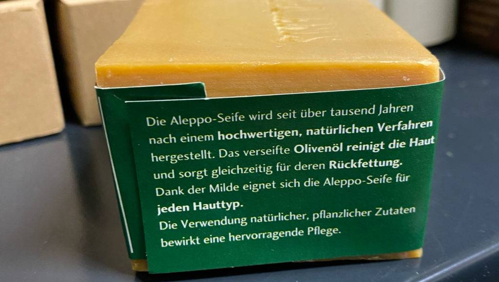 Im Test: Rückseite der Aleppo-Seife mit Informationen auf Label.