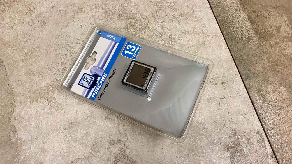 Fahrradcomputer im Test: ein Fahrradcomputer in der Verpackung von vorn ersichtlich.