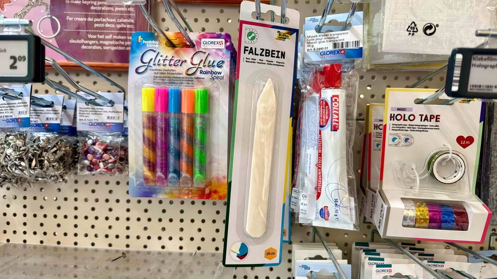 Das Falzbein, das getestet wurde, hängt in einem Regal neben Bastelzubehör.