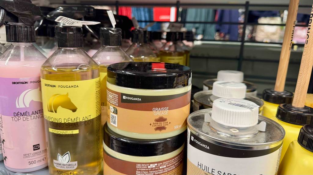 Das getestete Lederfett steht in einem Regal neben anderen Produkten.