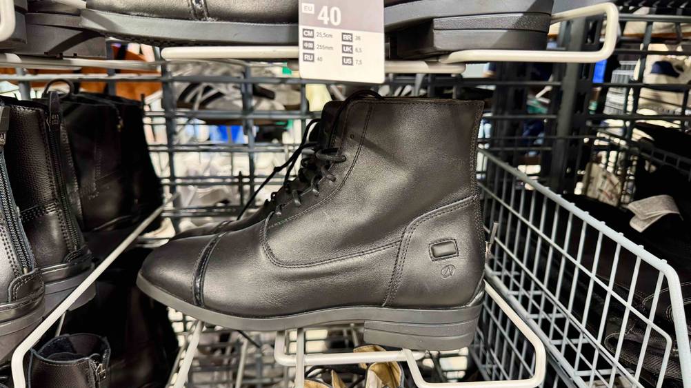 Die getesteten Lederreitstiefel in Schwarz befinden sich in einem Regal.