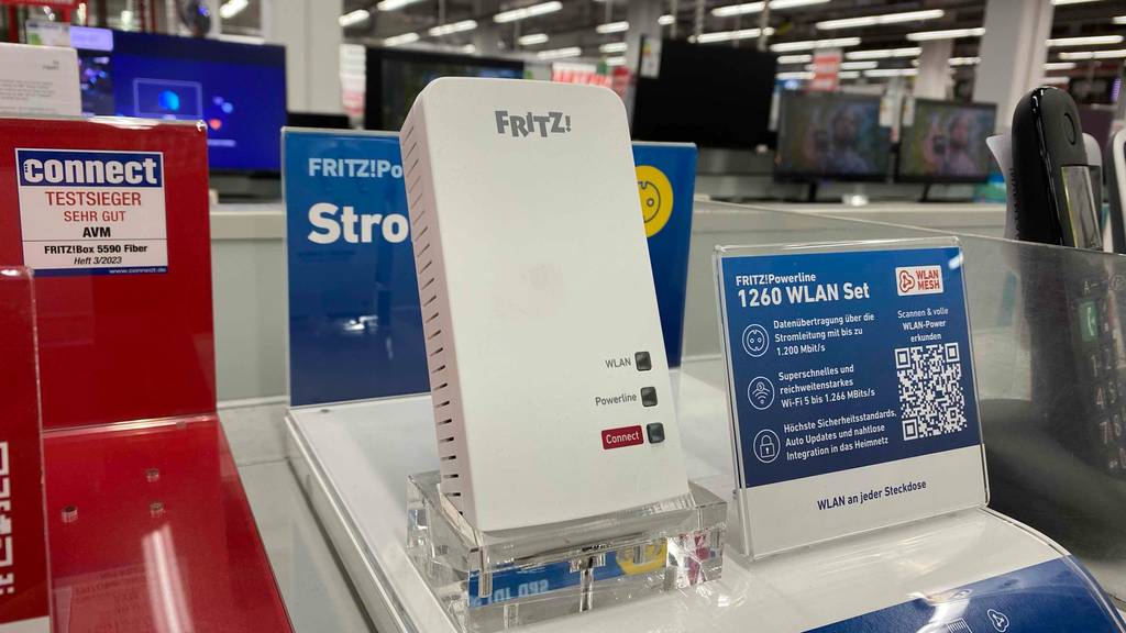 Im Test: In einer Halterung steht ein Powerline-Adapter in einer Verkaufsfläche.