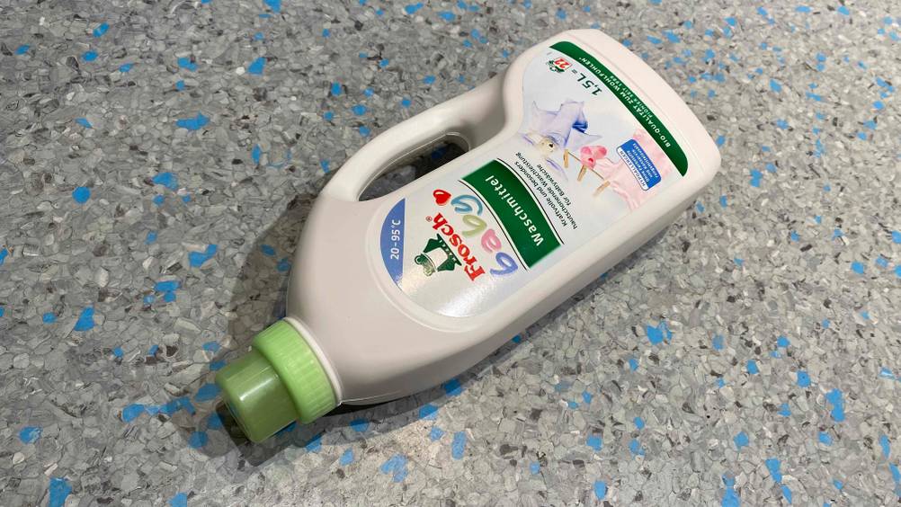 Baby Waschmittel getestet: Eine Flasche Waschmittel liegt quer auf einem Fließenboden