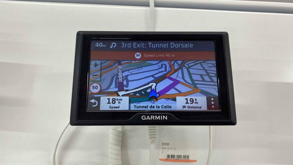 Im Test: Ein Navigationsgerät auf einem Acrylständer auf einer hellen Fläche.