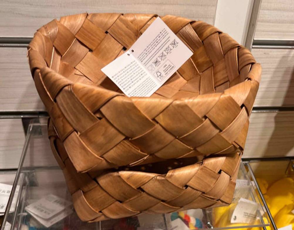 Brotkorb im Test: Zwei Brotkörbe stehen in einem Regal.