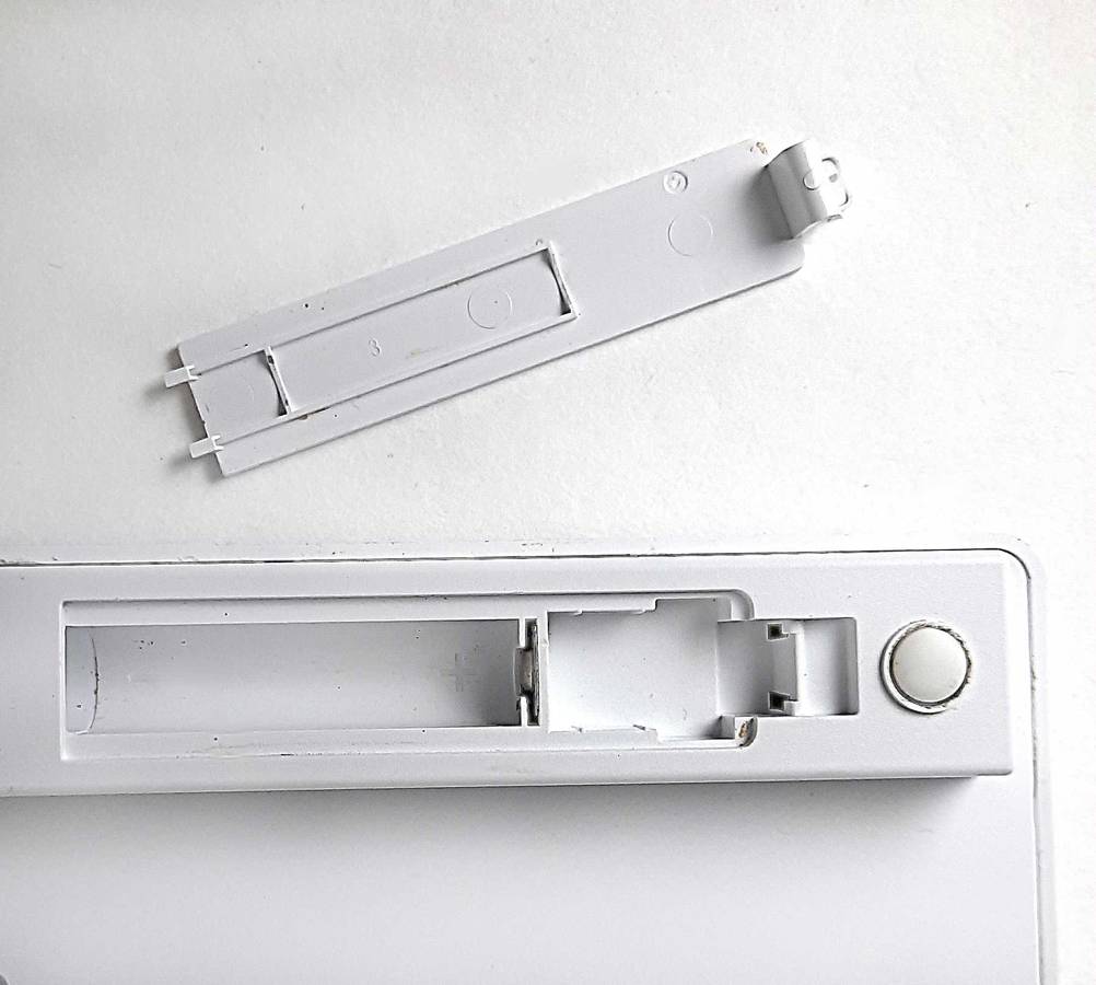 Aluminium-Tastatur-Test: das geöffnete und leere Batteriefach der Aluminium-Tastatur.