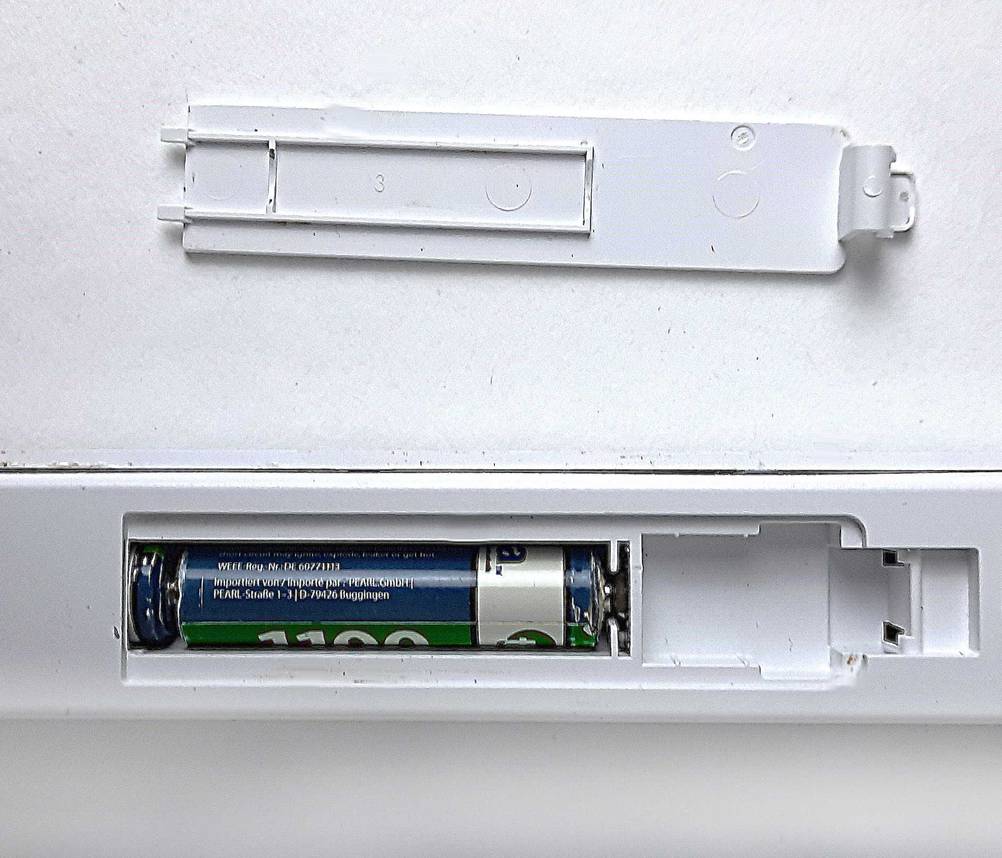 Das geöffnete Batteriefach der getesteten Aluminium-Tastatur, worin sich eine Batterie befindet.