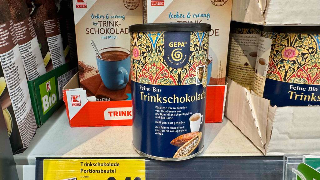 Test: Eine Bio-Trinkschokolade steht in einem Regal vor anderen Produkten.