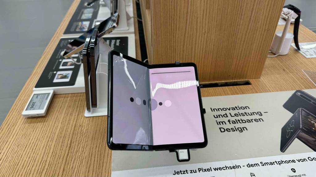 Ein eingeschaltetes Phablet, das getestet wurde, wird in einem Geschäft ausgestellt.
