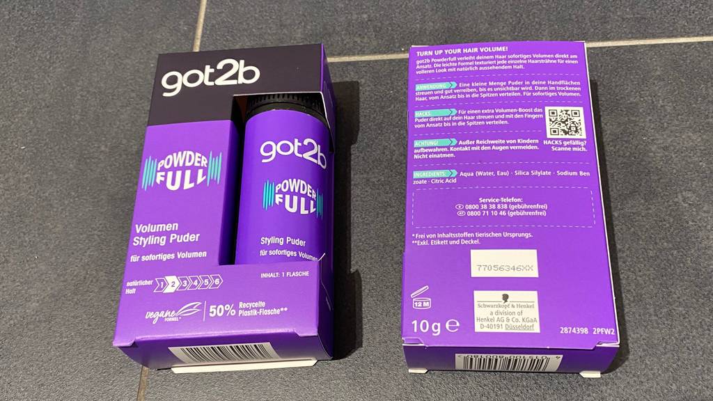 Volumenpuder im Test: zwei Packungen Volumenpuder der Marke got2b. Eines von der Vorder- und eines auf der Rückseite liegend.