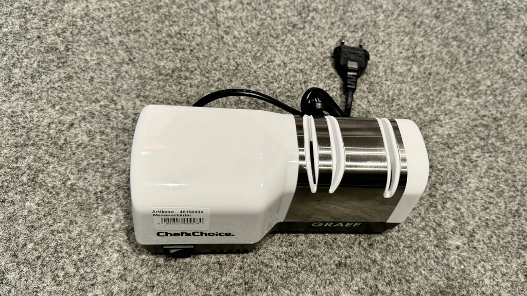 Der getestete elektrische Messerschärfer, mit dem Netzteil ersichtlich.