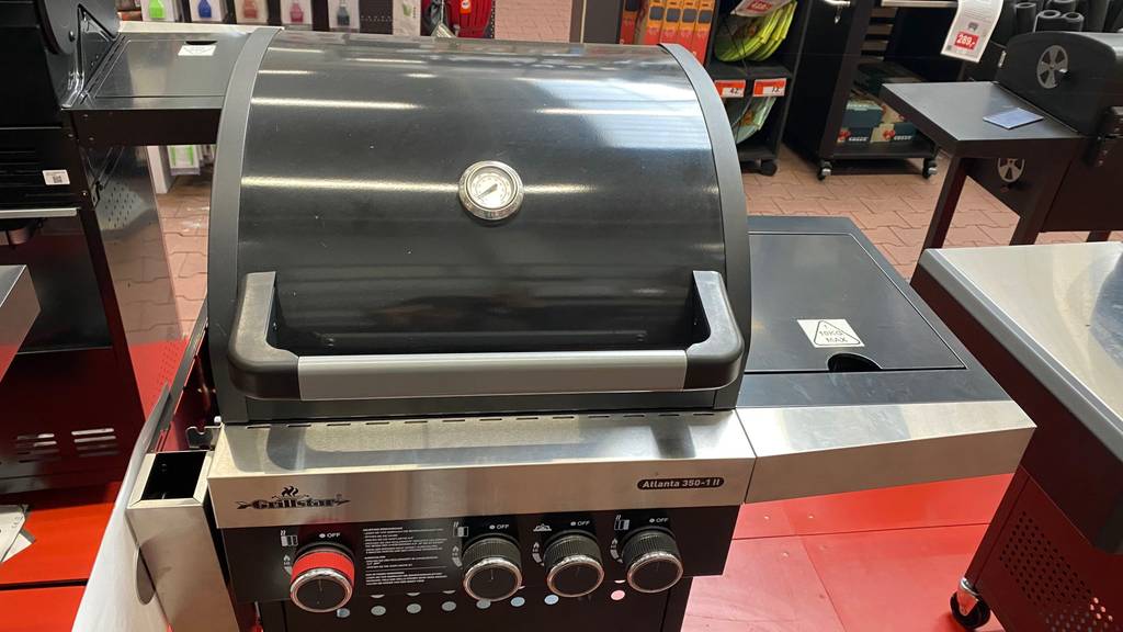 Im Test: Ein Gasgrill 2 Brenner steht in einem Austellungsraum neben anderen Produkten.