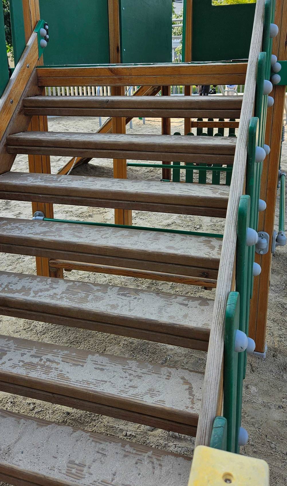 Spielturm-Test: Treppe eines Spielturm im Fokus.