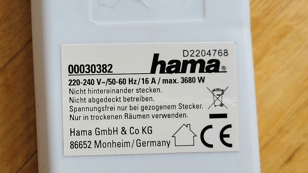 Steckdosenleiste-Test: Etikett auf einer weißen Steckdosenleiste mit wichtigen Informationen zum Artikel.