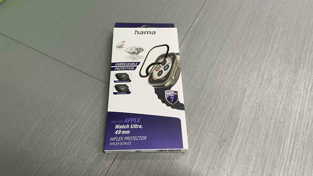 Im Test: Auf einem grauen Boden liegt eine Packung der Apple-Watch-Schutzfolie.