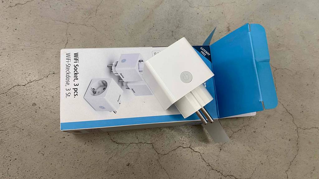 Getestete Funksteckdose liegt auf der Originalverpackung