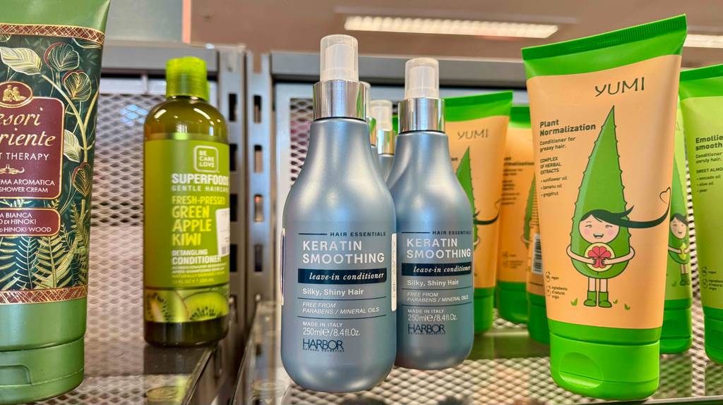 Mehrere Flaschen der getesteten Keratin-Spülung stehen in einem Regal.