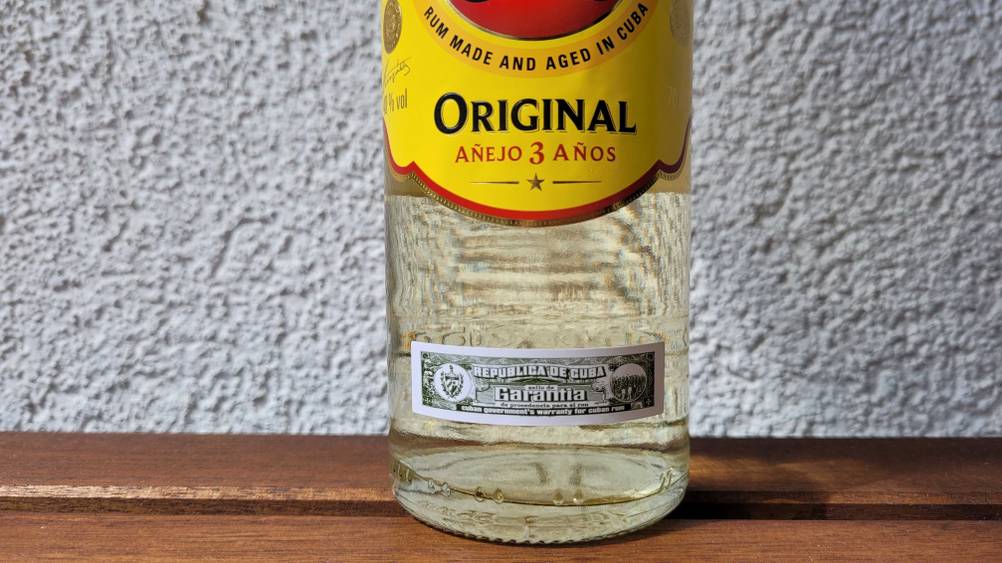 Weißer Rum getestet: Nahaufnahme des Labels auf der Flasche.