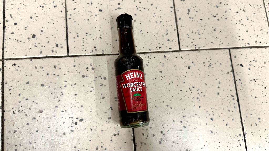 Getestete Worcestersauce im liegenden Zustand auf einem Boden.