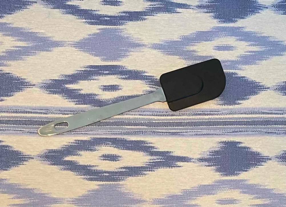 Teigschaber-Test: Getesteter Teigschaber liegt auf einer blauweißen Tischdecke.