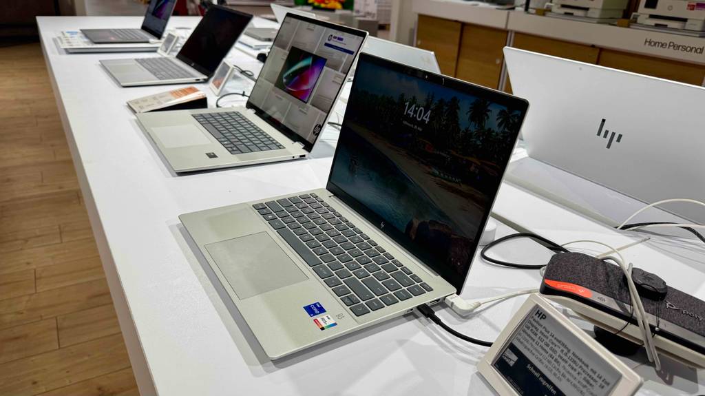 Getestet: Das HP-Pavillion steht geöffnet und eingeschaltet auf einem Ausstellungstisch vor weiteren Notebooks.
