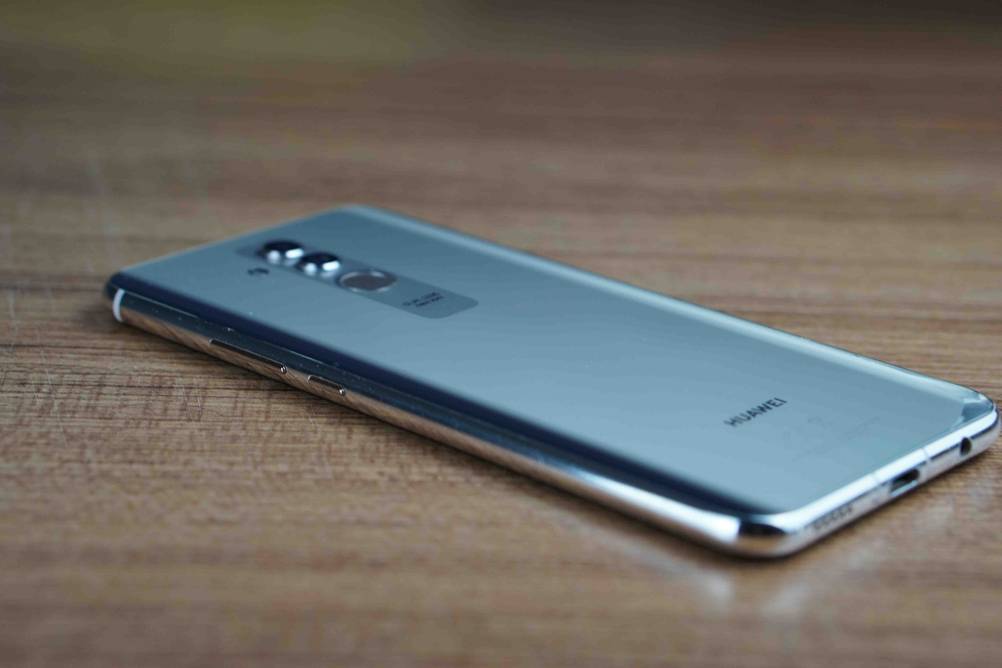 Huawai-Smartphone-Test: ein Huawai-Smartphone mit der Rückseite ersichtlich auf einer Holzfläche liegen.