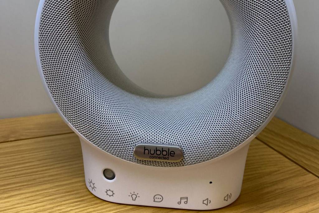 Babyphone im Test: Babyphone auf einer Holzfläche stehend in Ringform.