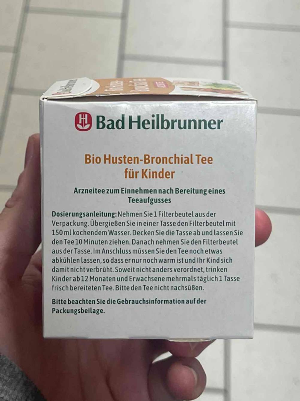 Die Dosierungsanleitung auf der Verpackung des getesteten Hustentees im Fokus.