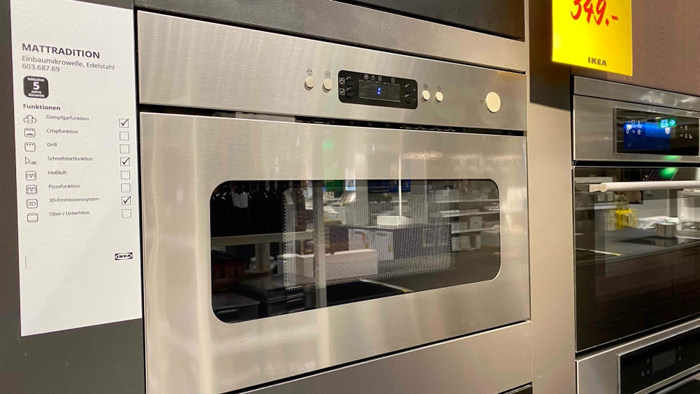 Eine getestete Einbau-Mikrowelle von schräg vorne.