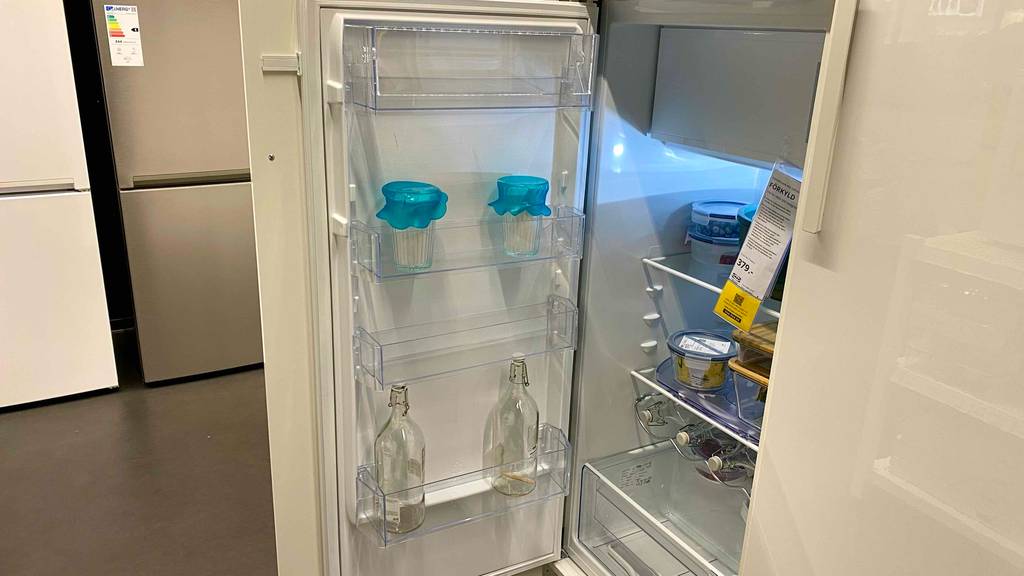 Einbaukühlschrank-mit-Gefrierfach getestet: ein geföffneter Einbaukühlschrank-mit-Gefrierfach mit Blick auf die Aufteilung an der Türe.