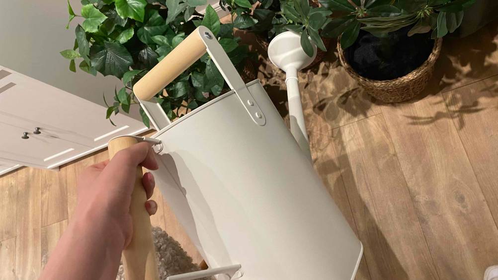 Im Test: Eine Hand hält eine Gießkanne (10l) an Pflanzen.